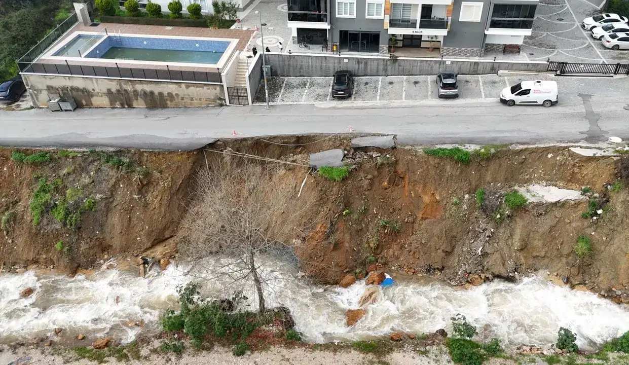 Alanya’da Dere Kenarındaki Yol Çöktü: 46 Daireli Lüks Sitede Korku 4